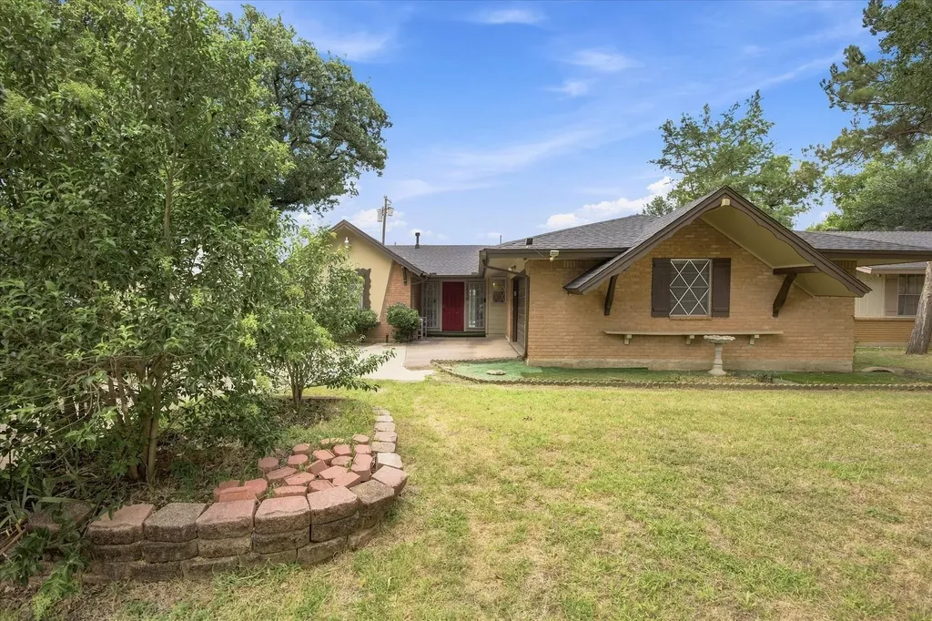 2210 Fairfax Drive Irving TX 75060