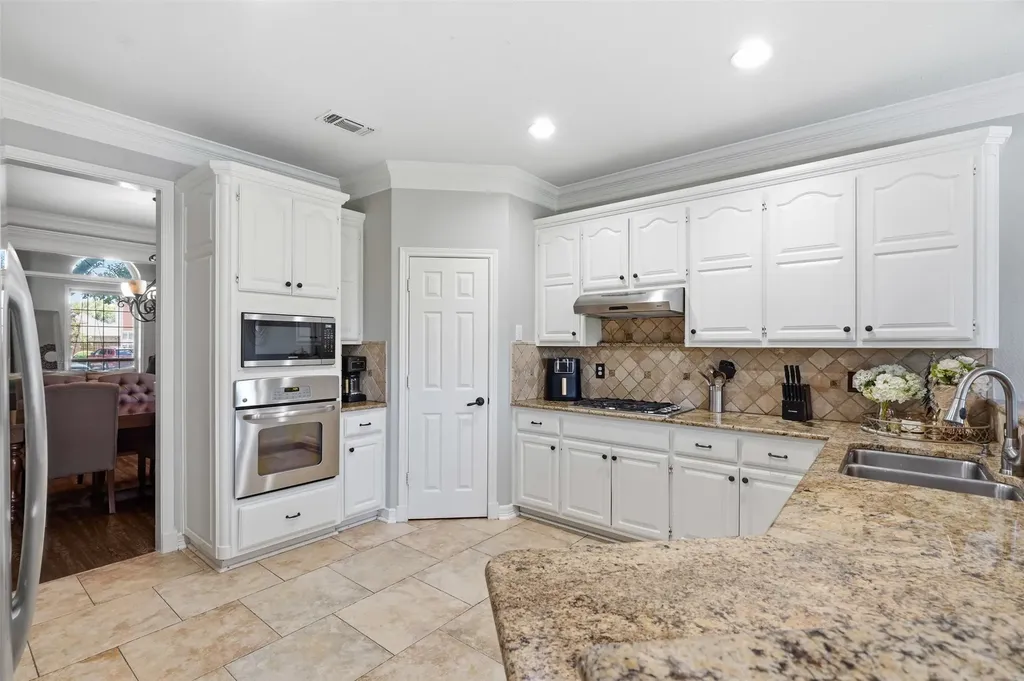 902 Riviera Drive Mansfield TX 76063