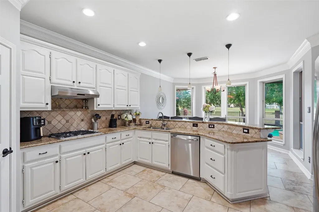902 Riviera Drive Mansfield TX 76063
