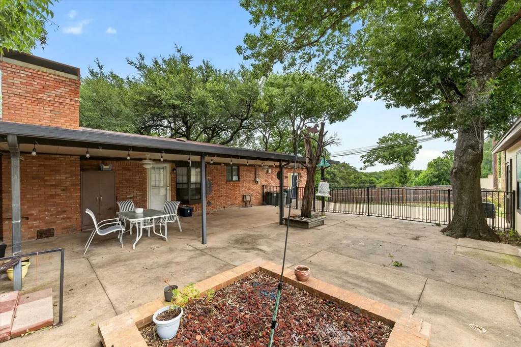 9700 Brookwood Circle Woodway TX 76712