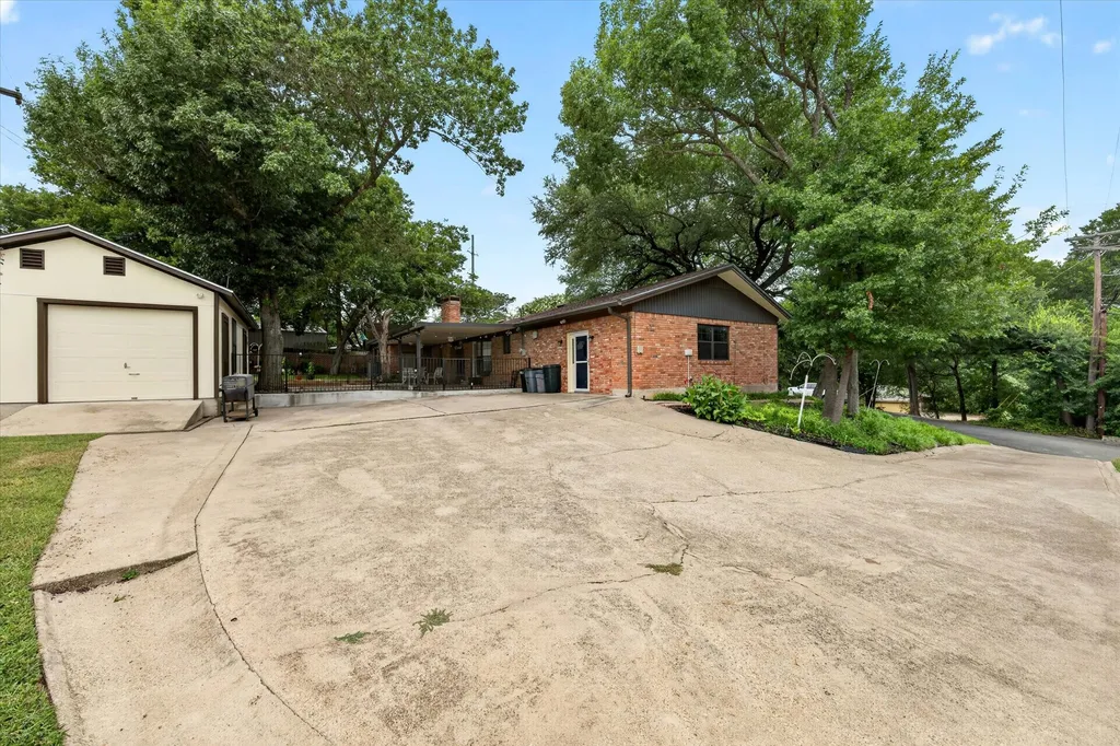 9700 Brookwood Circle Woodway TX 76712