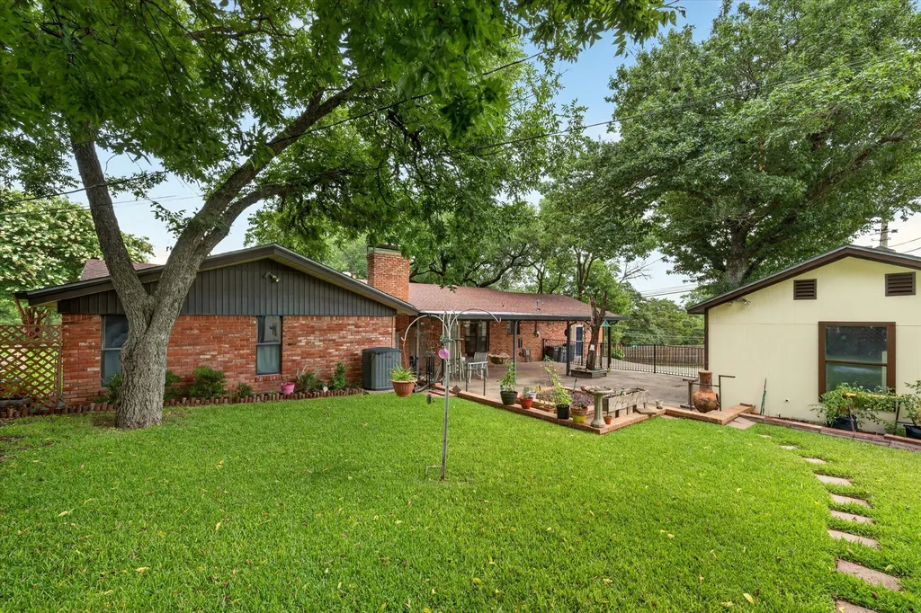 9700 Brookwood Circle Woodway TX 76712