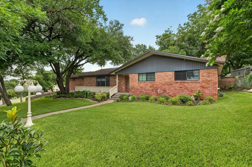 9700 Brookwood Circle Woodway TX 76712