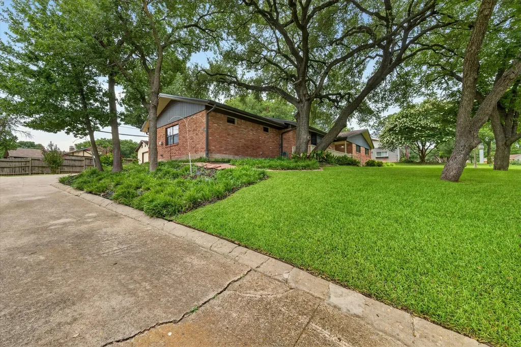 9700 Brookwood Circle Woodway TX 76712