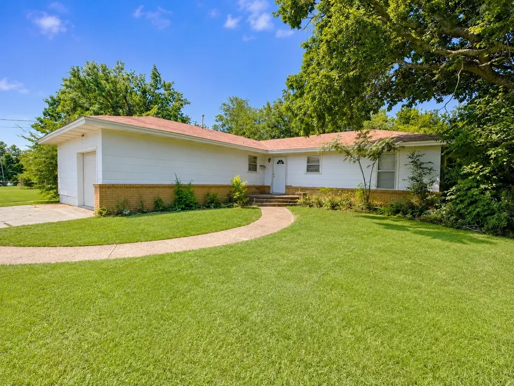 806 Sessions Street Bowie TX 76230