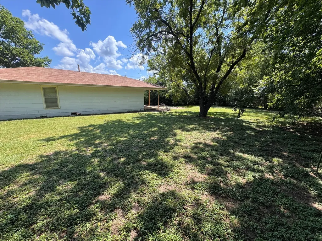 806 Sessions Street Bowie TX 76230