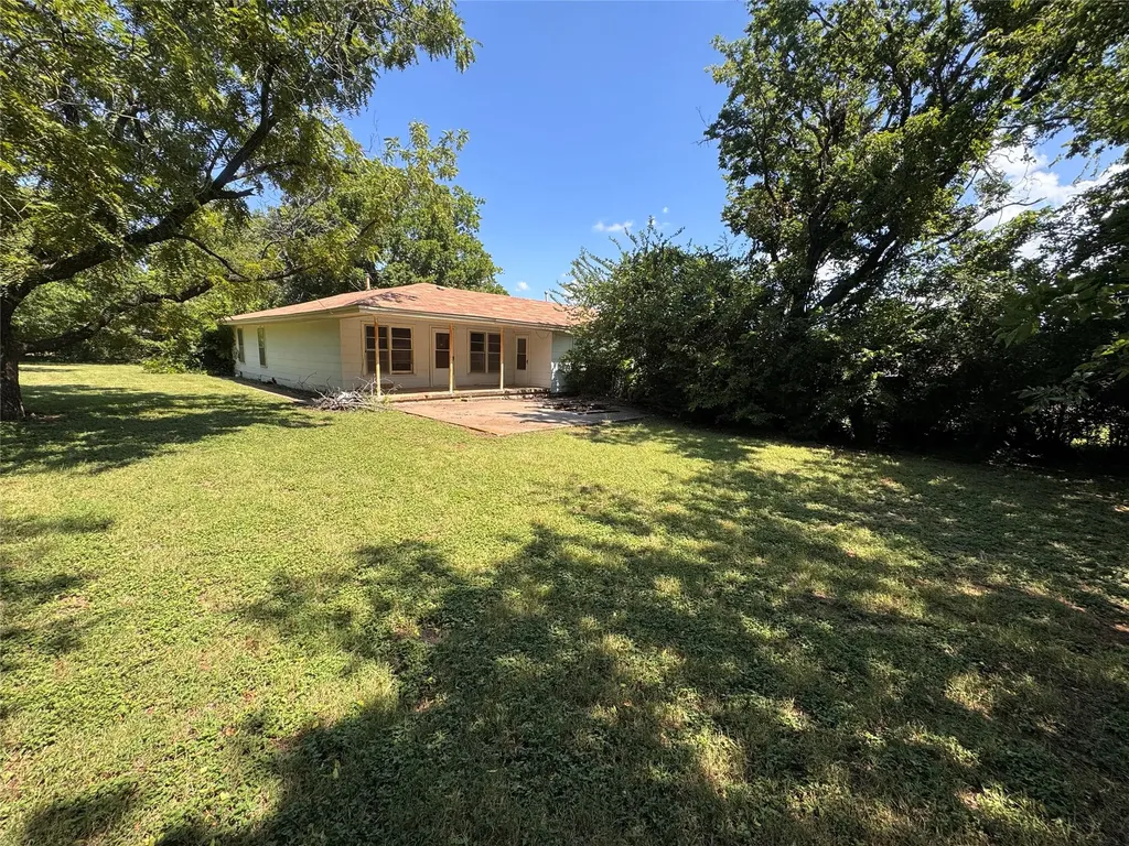 806 Sessions Street Bowie TX 76230
