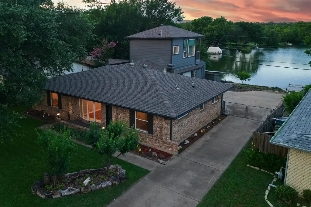 2001 Pebblebrook Trail Irving TX 75060