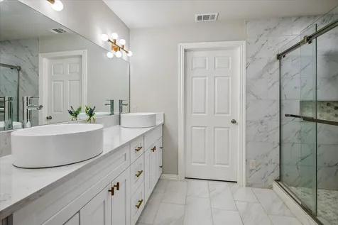 2001 Pebblebrook Trail Irving TX 75060