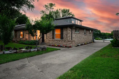 2001 Pebblebrook Trail Irving TX 75060