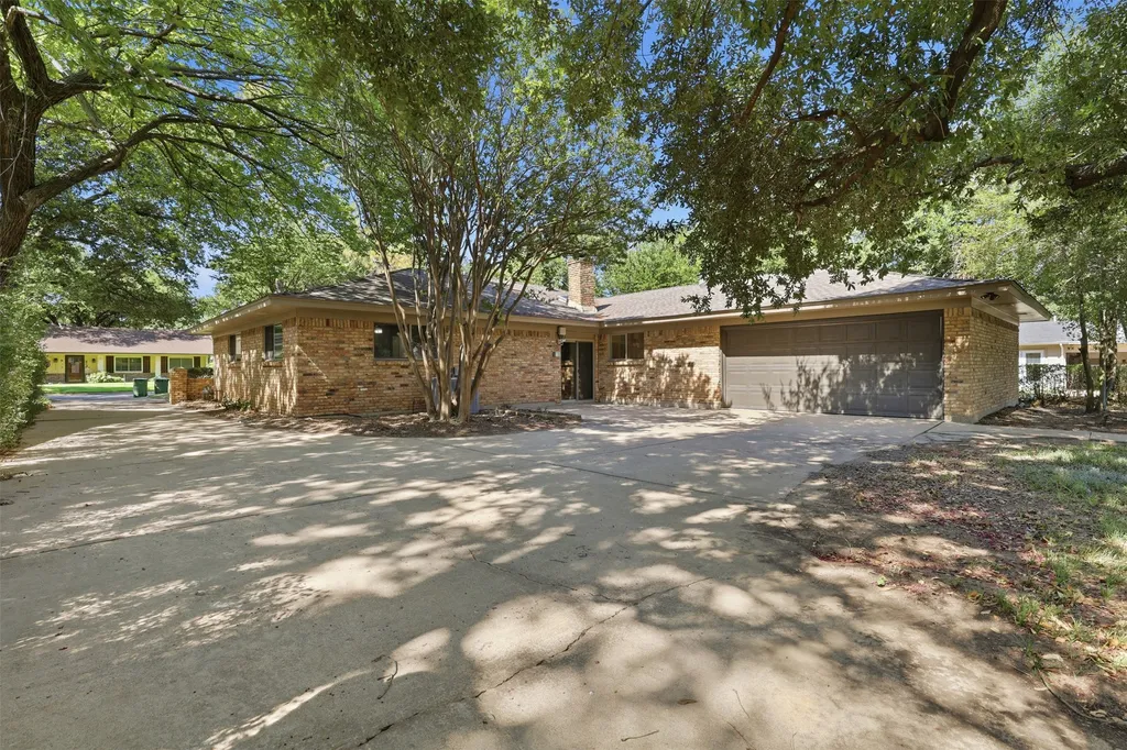 2115 Meadowlake Court Arlington TX 76013