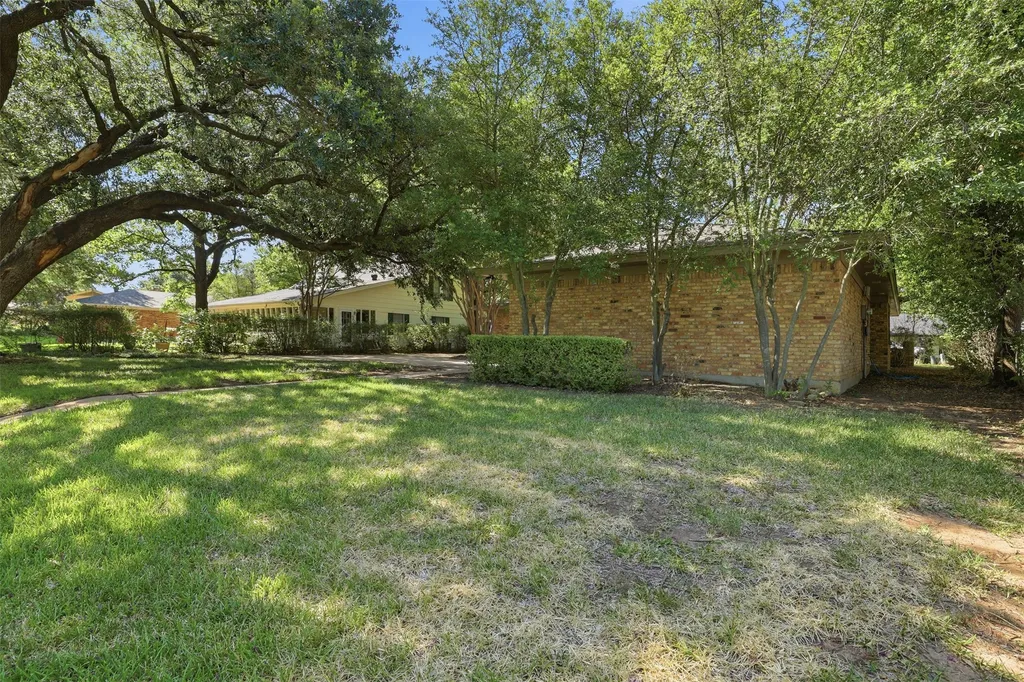 2115 Meadowlake Court Arlington TX 76013