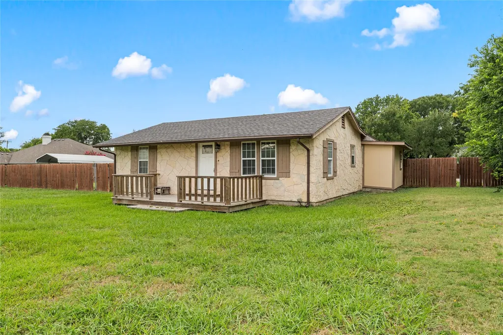 1305 S Robinson Drive Robinson TX 76706