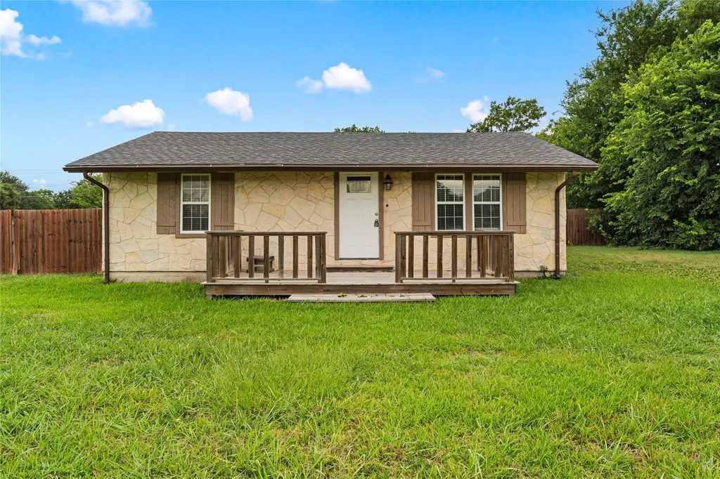 1305 S Robinson Drive Robinson TX 76706