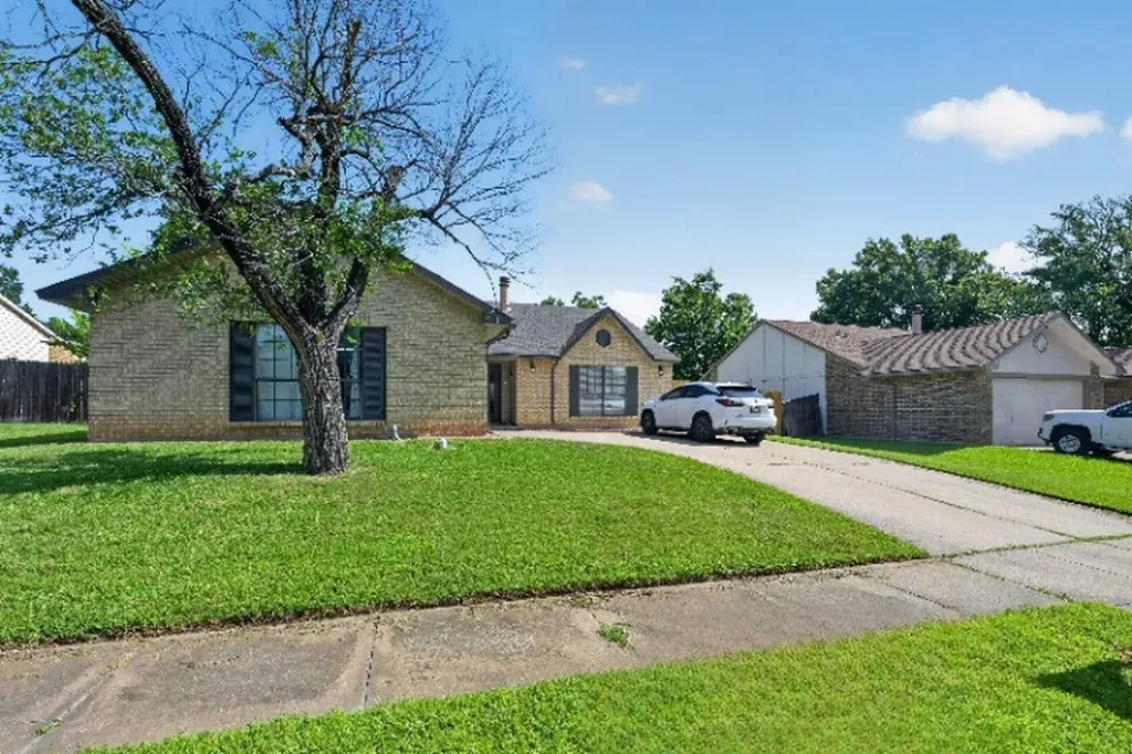 3825 Hackberry Lane Bedford TX 76021