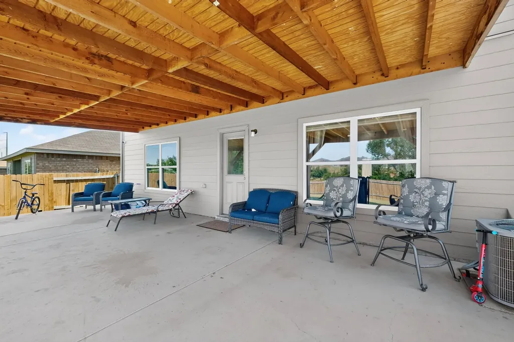 218 Banjo Trail Newark TX 76071
