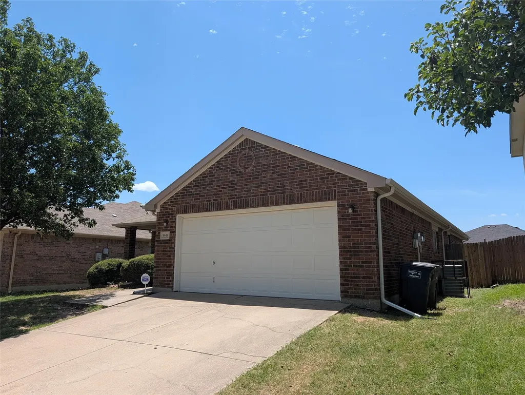 9949 Sparrow Hawk Lane Fort Worth TX 76108