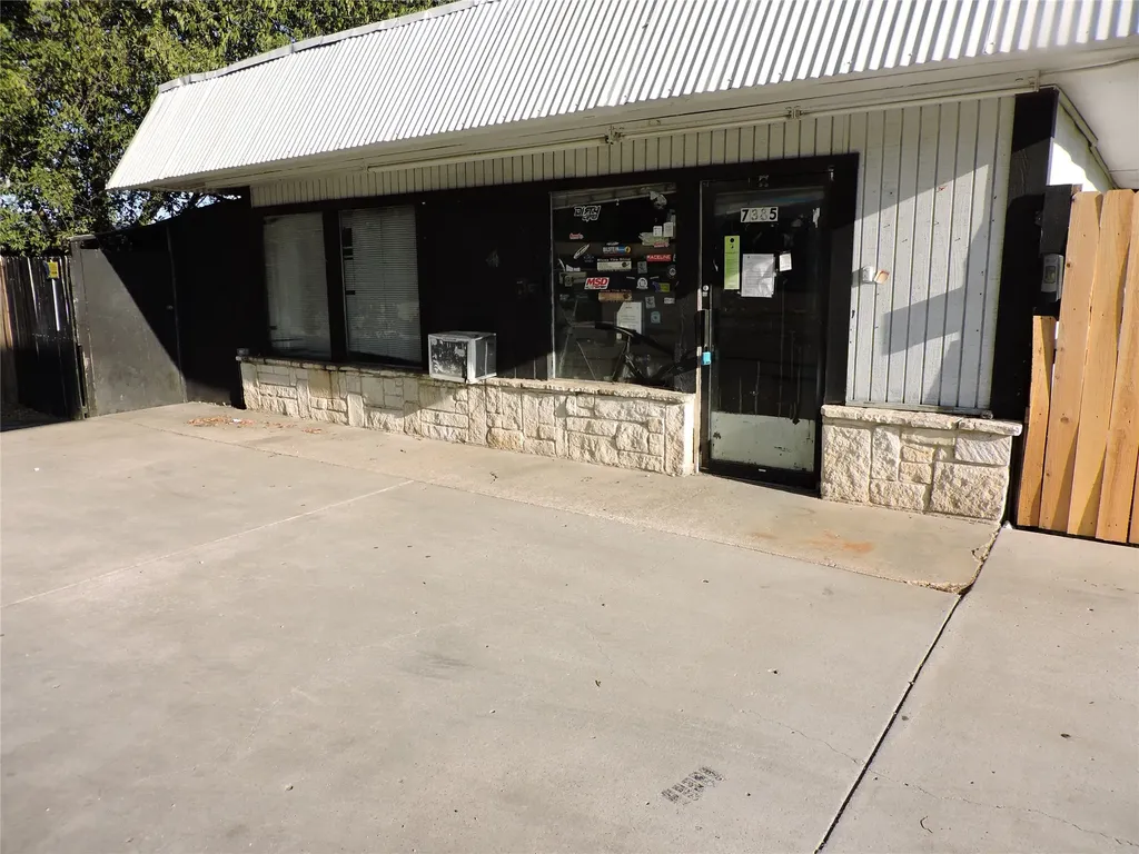 7385 W Vickery Boulevard Benbrook TX 76116