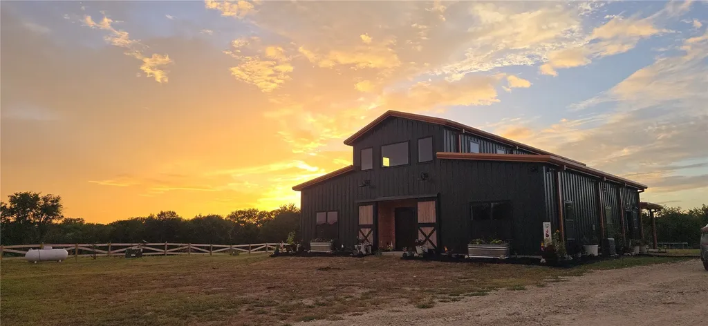9924 NW County Road 2221 Barry TX 75102