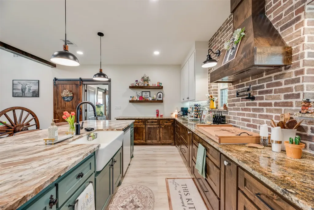 9924 NW County Road 2221 Barry TX 75102