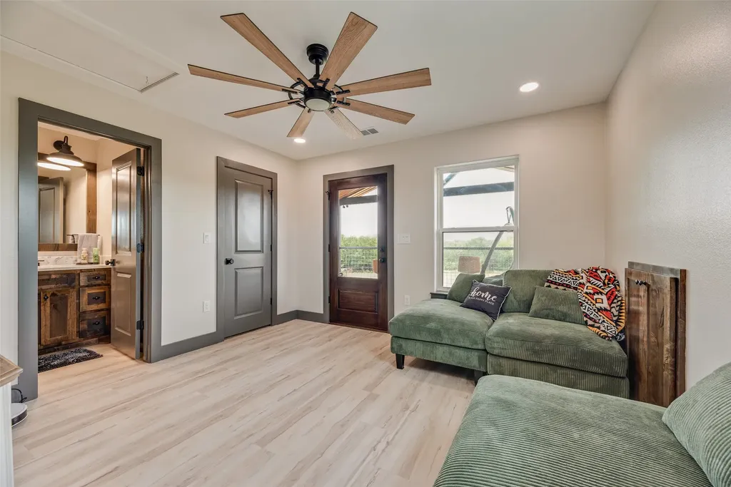 9924 NW County Road 2221 Barry TX 75102