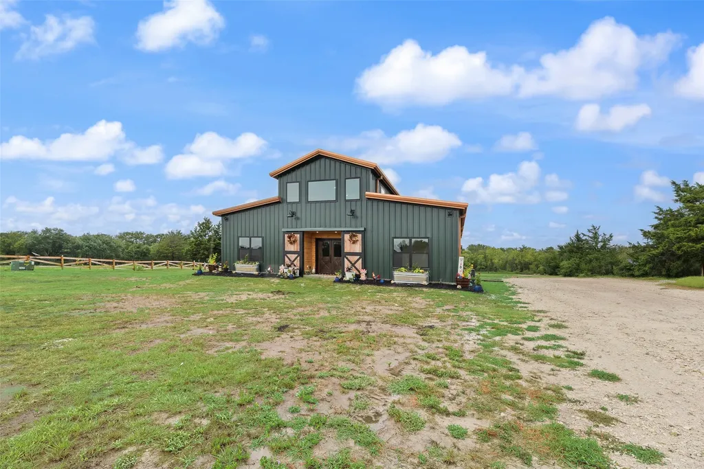 9924 NW County Road 2221 Barry TX 75102