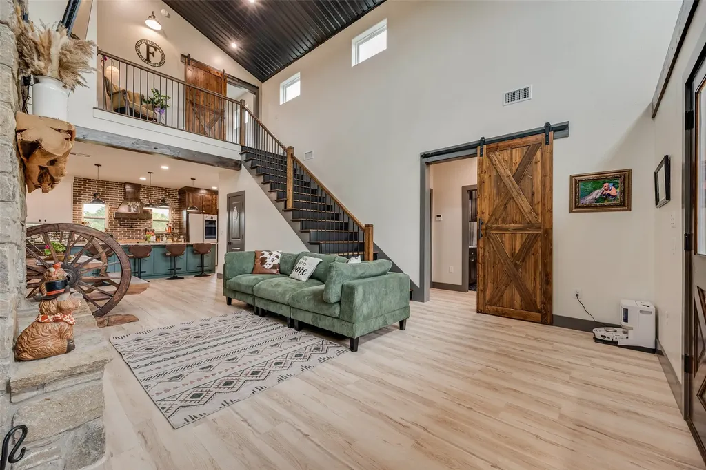 9924 NW County Road 2221 Barry TX 75102