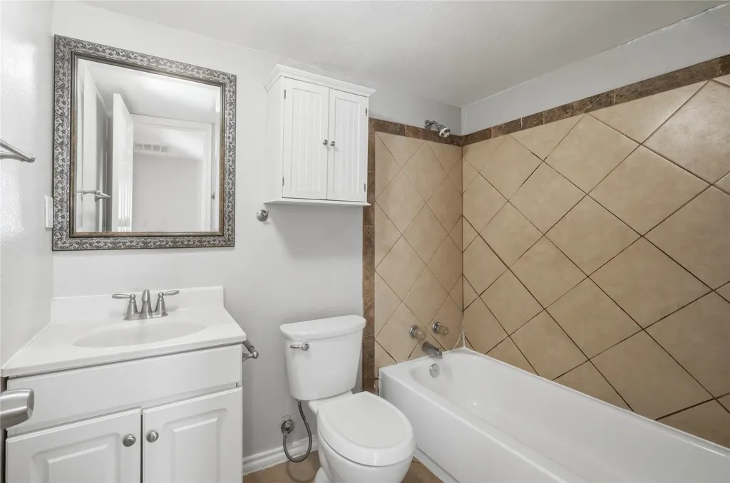 1143 Newport Avenue Dallas TX 75224