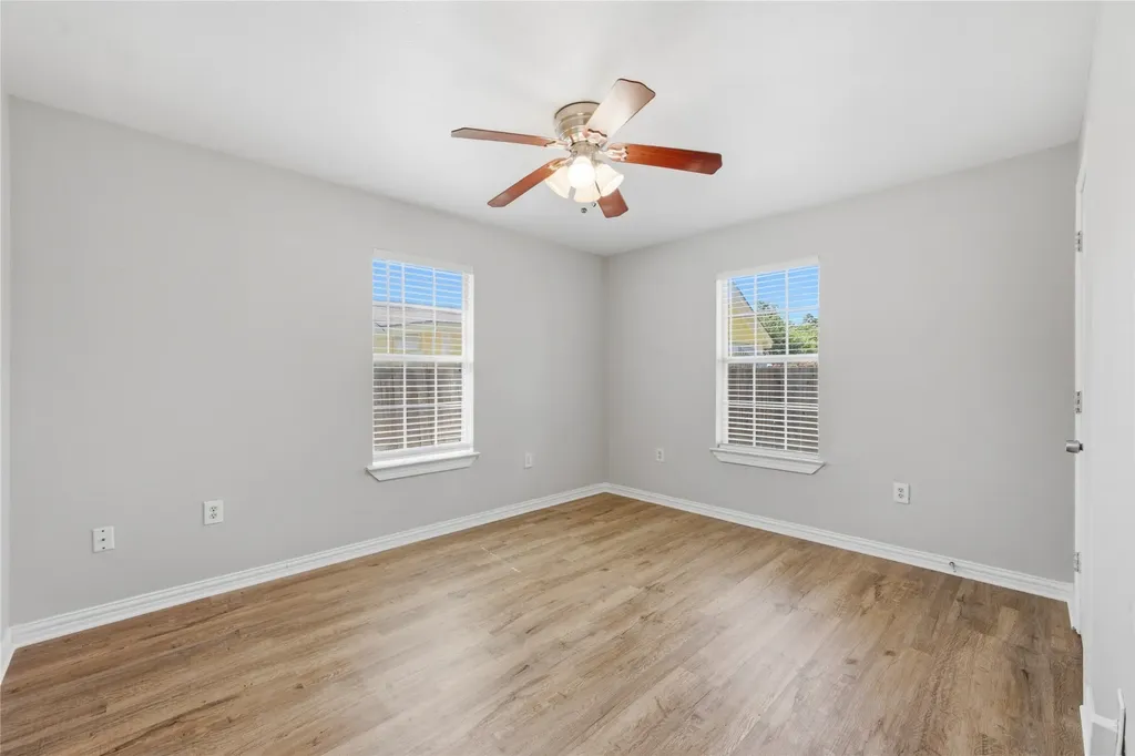 1143 Newport Avenue Dallas TX 75224