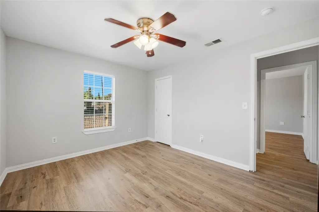 1143 Newport Avenue Dallas TX 75224