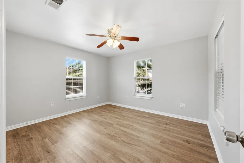 1143 Newport Avenue Dallas TX 75224