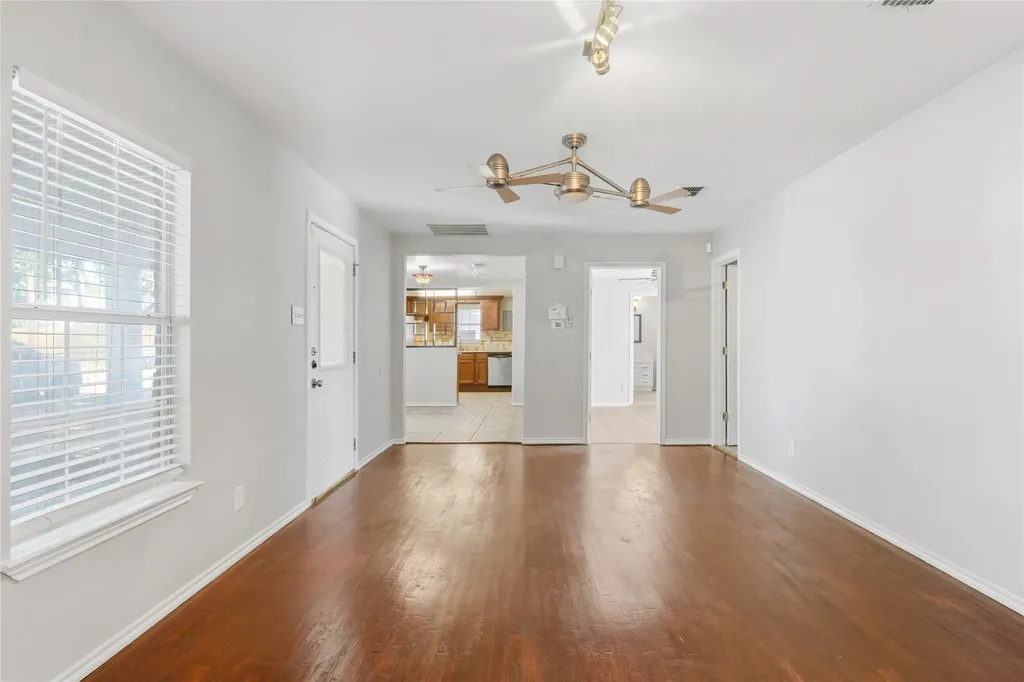1143 Newport Avenue Dallas TX 75224
