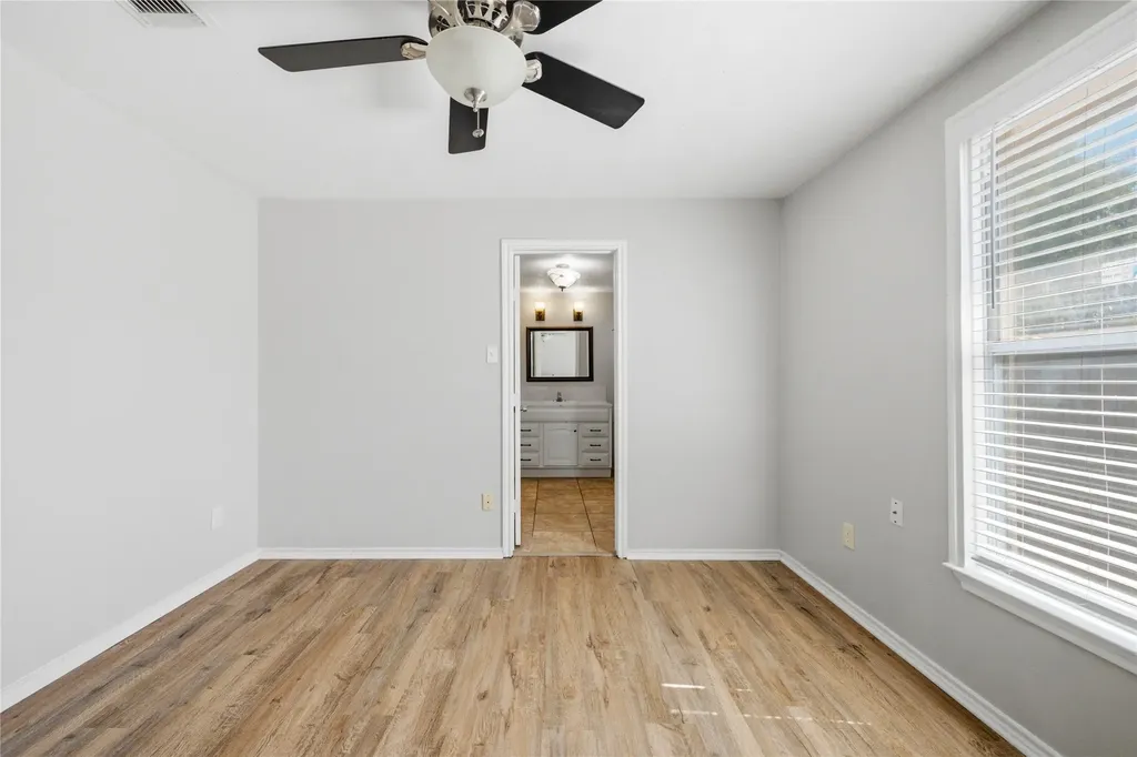 1143 Newport Avenue Dallas TX 75224