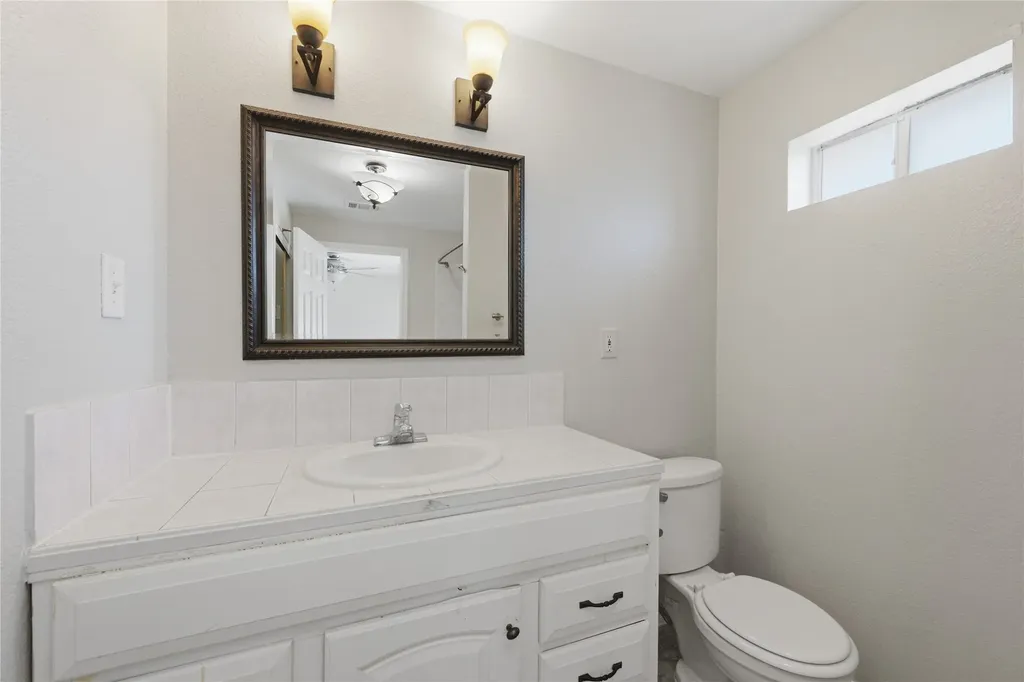1143 Newport Avenue Dallas TX 75224