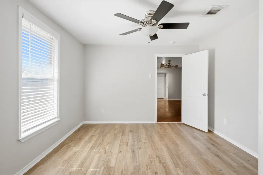 1143 Newport Avenue Dallas TX 75224