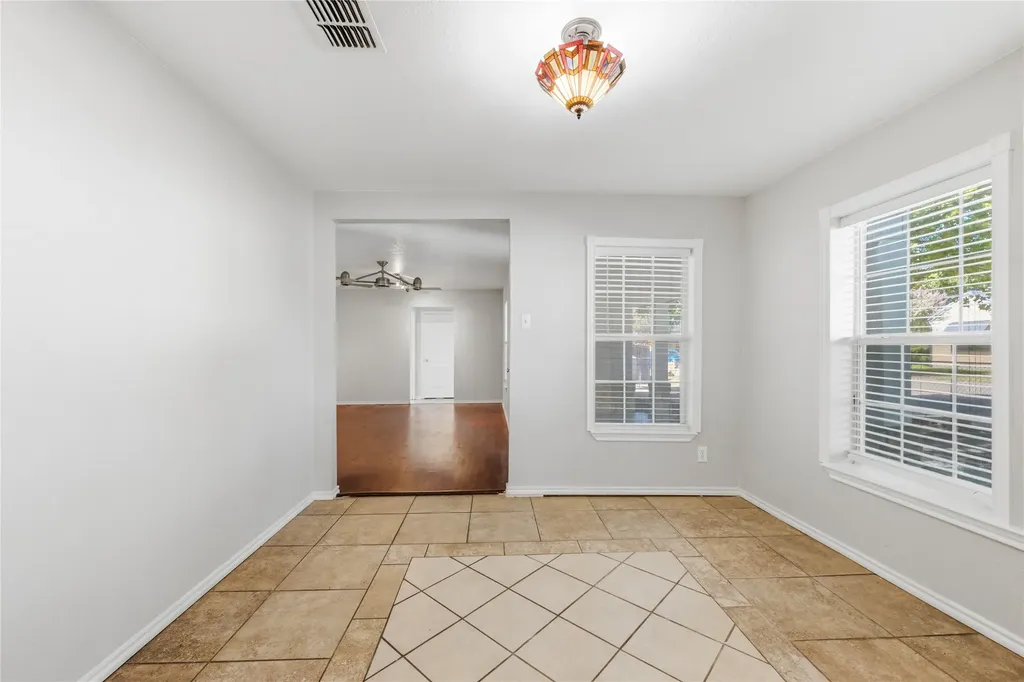 1143 Newport Avenue Dallas TX 75224