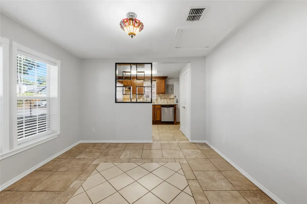 1143 Newport Avenue Dallas TX 75224