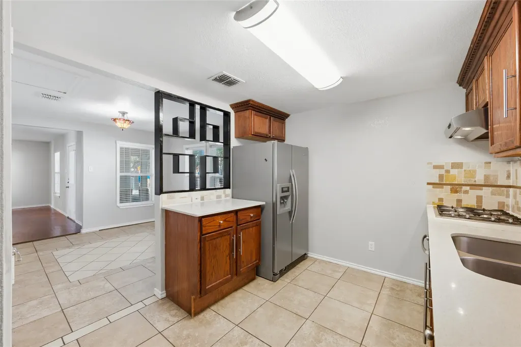 1143 Newport Avenue Dallas TX 75224