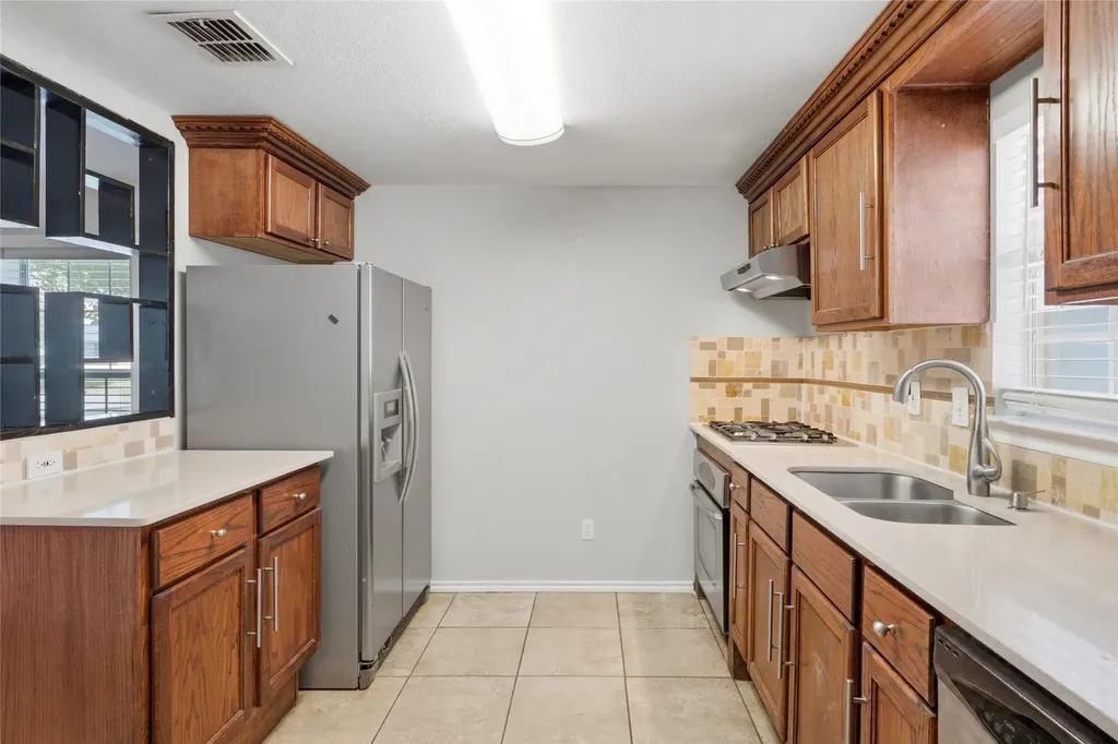 1143 Newport Avenue Dallas TX 75224