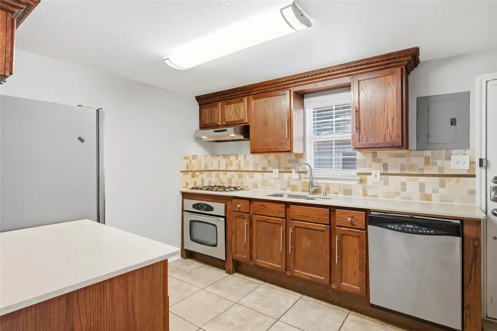 1143 Newport Avenue Dallas TX 75224