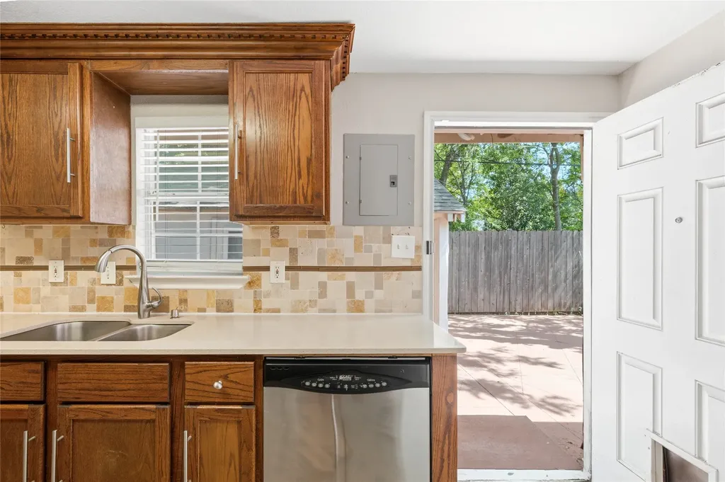 1143 Newport Avenue Dallas TX 75224