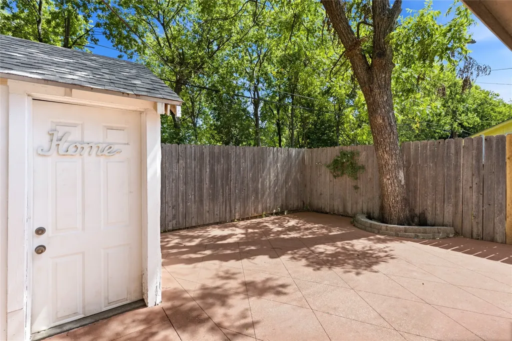 1143 Newport Avenue Dallas TX 75224