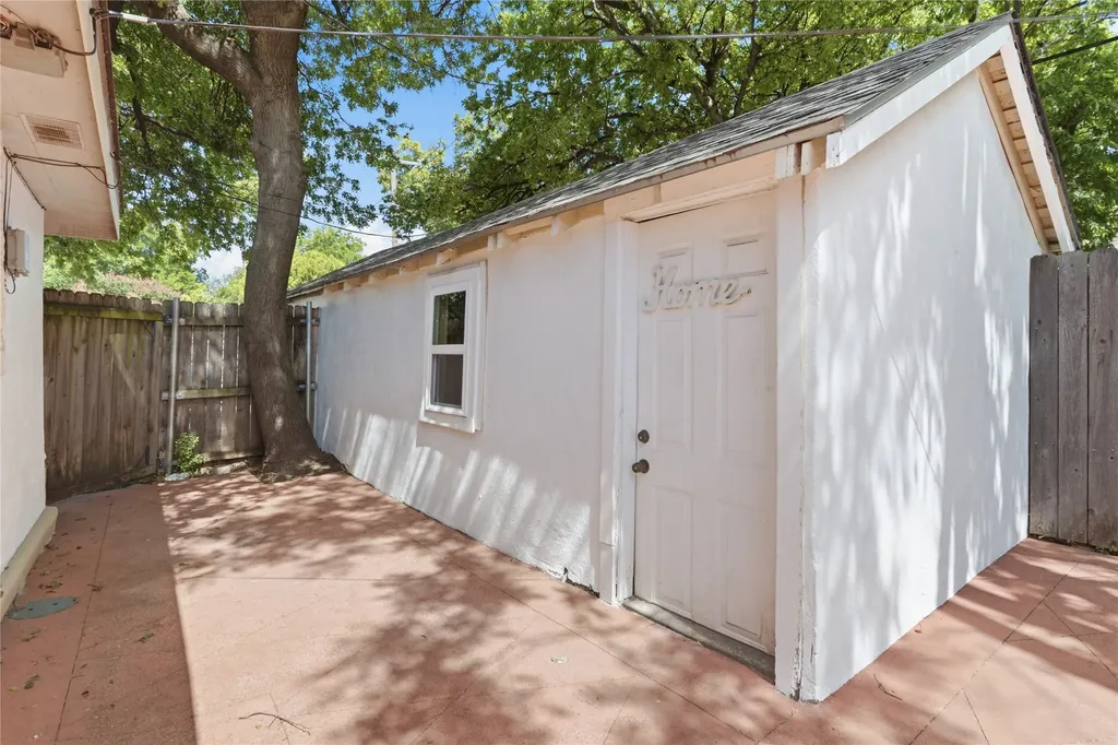 1143 Newport Avenue Dallas TX 75224