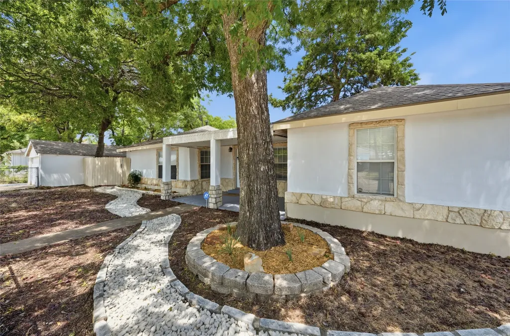 1143 Newport Avenue Dallas TX 75224