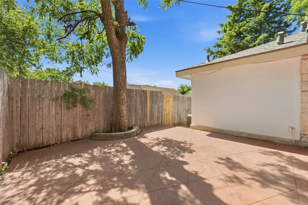 1143 Newport Avenue Dallas TX 75224