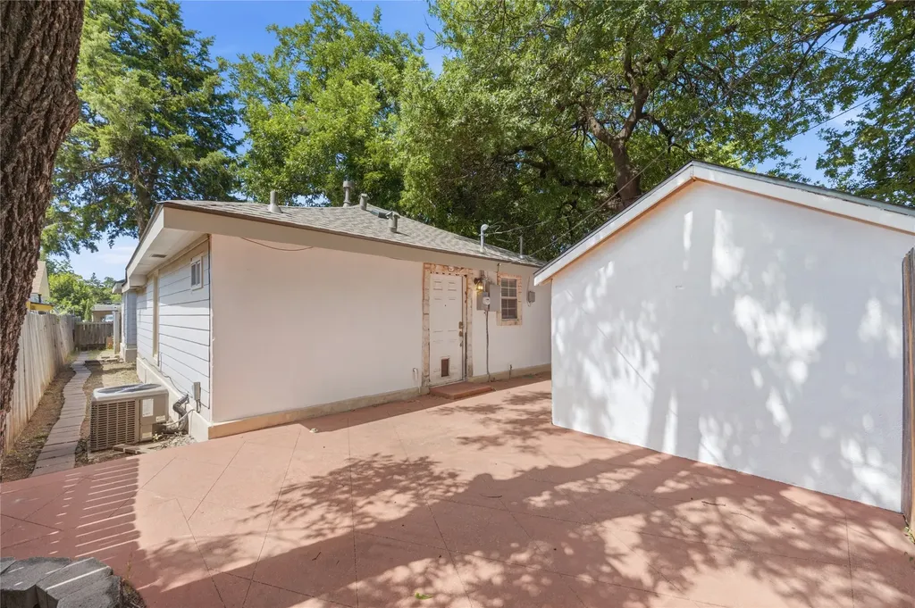 1143 Newport Avenue Dallas TX 75224