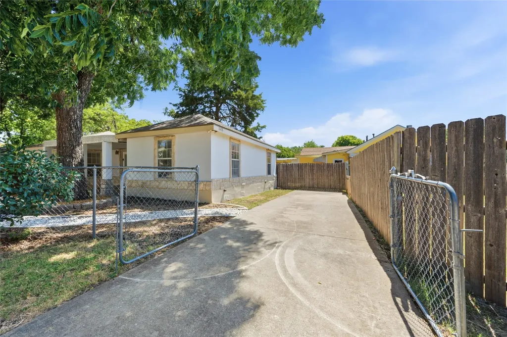 1143 Newport Avenue Dallas TX 75224