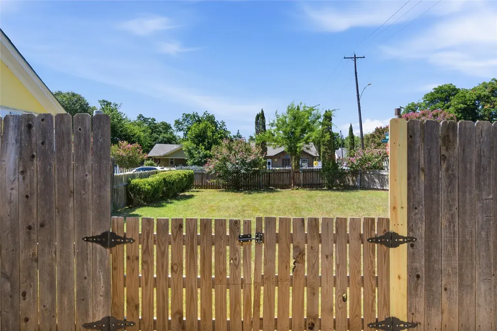 1143 Newport Avenue Dallas TX 75224