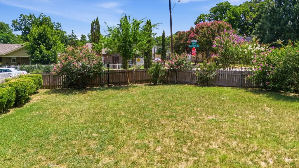 1143 Newport Avenue Dallas TX 75224