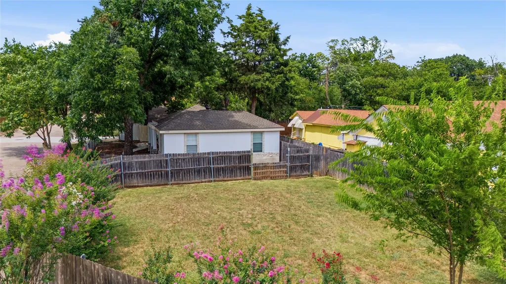 1143 Newport Avenue Dallas TX 75224